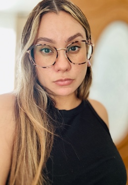 A person wearing glasses

AI-generated content may be incorrect.