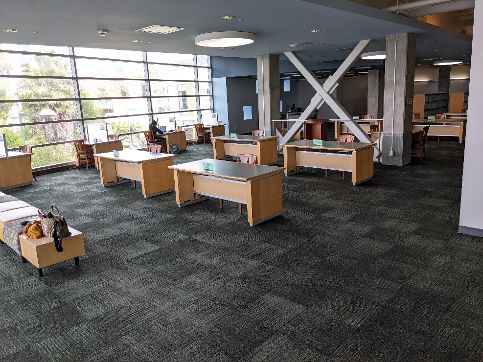 A room with many tables and chairs

AI-generated content may be incorrect.